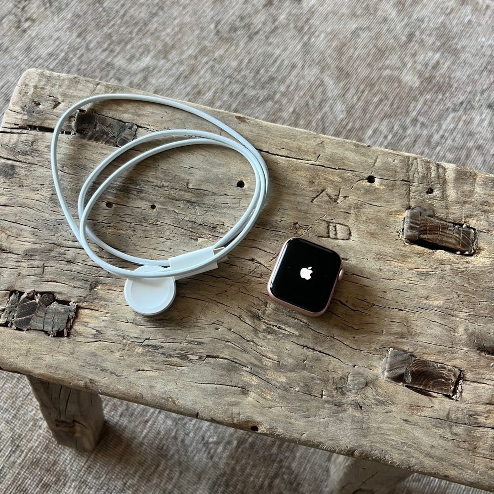 APPLE WATCH / SERIES 4 / ROSE GOLD / WITH CHARGER